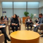 Grupo en reunión empresarial en oficina moderna.