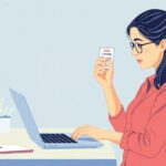 Mujer trabajando en laptop con tarjeta mano