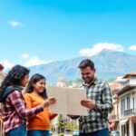 Turistas con mapa en calle pintoresca