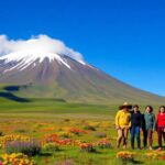 Personas posando frente a un volcán nevado en campo
