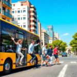 Gente cruzando calle junto a autobús amarillo en ciudad.