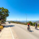 Ciclistas en carretera montañosa, día soleado