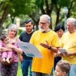 Reunión comunitaria en el parque con documento.