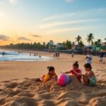 Niños jugando en la playa al atardecer.