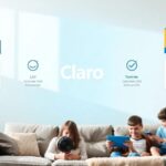 Niños usando dispositivos electrónicos en un sofá moderno.