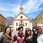 Grupo sonriente en plaza con iglesia colorida