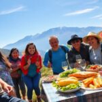 Grupo de personas disfrutando picnic en la montaña.