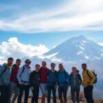 Grupo de senderistas frente a montaña nevada
