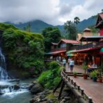 Cascada junto a un pueblo pintoresco y montañoso