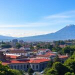 Volcán Arequipa tras ciudad colonial con iglesias