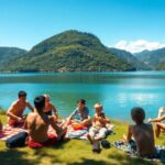 Personas haciendo picnic junto al lago y montañas