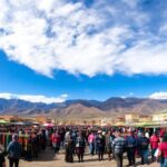 Mercado al aire libre con fondo montañoso