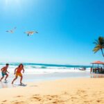 Personas corren en playa soleada con palmeras